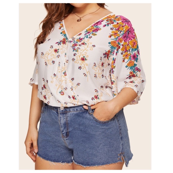 Tops - ➕ Floral Print V-neck blouse